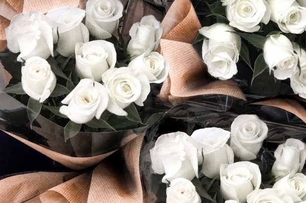 Кога да подарите бели рози?